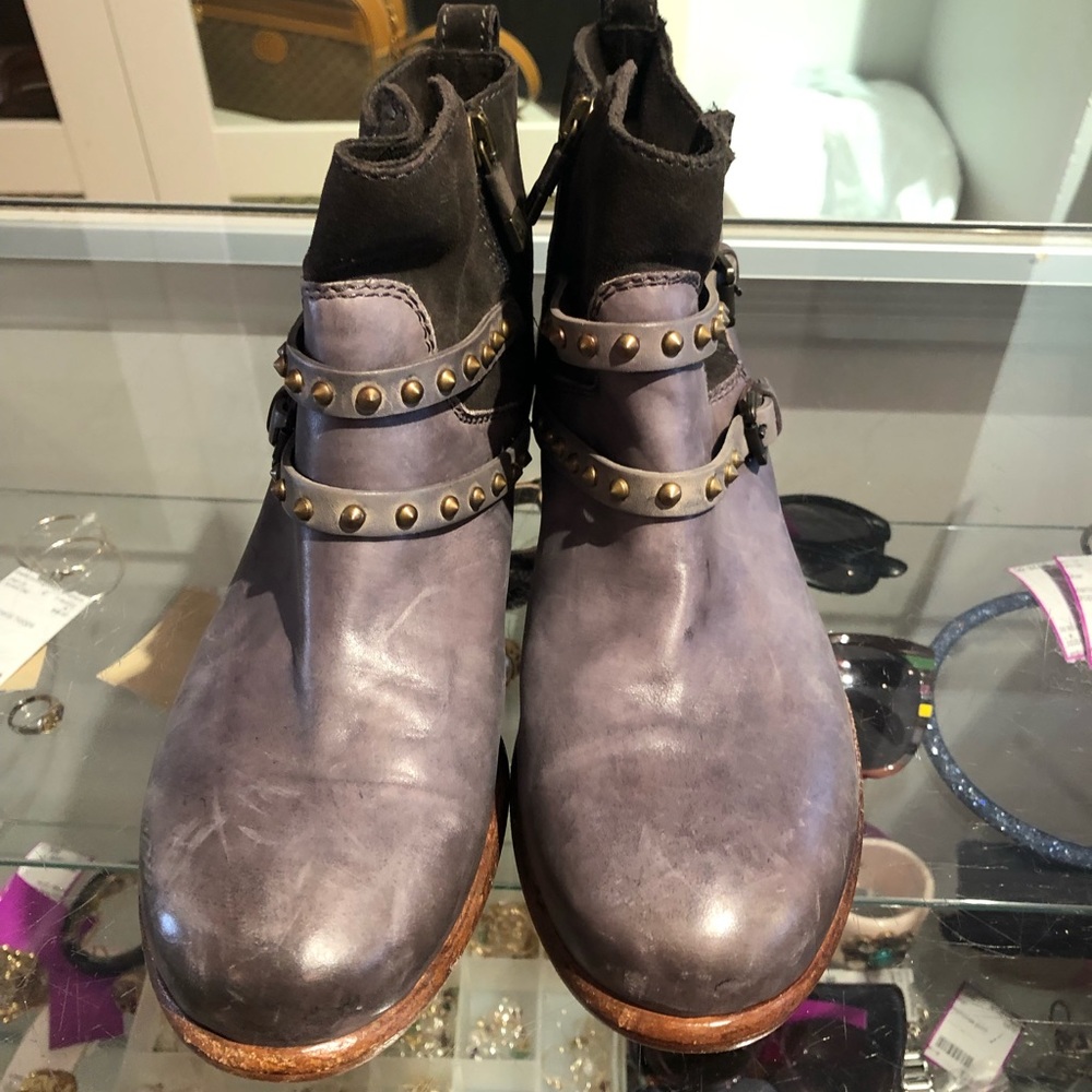 🔥Alberto Fermani ankle boots! Gray leather and suede studded.🔥